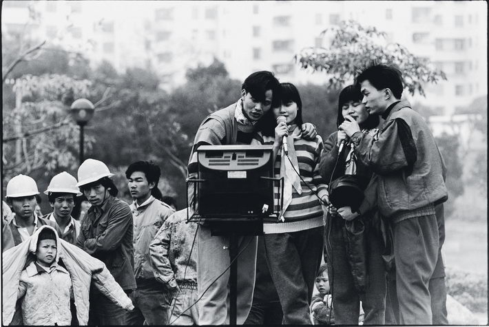 Young people enjoy free karaoke in Sihai Park, Shekou, Shenzhen. With the rapid development of the economy, Chinese people began to lead more diverse lives after China’s reform and opening up.   by Zhang Xinmin